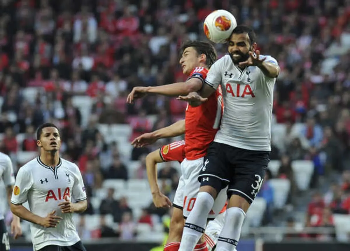 Sandro com a camisola do Tottenham frente ao Benfica (créditos: Alvaro Isidoro)