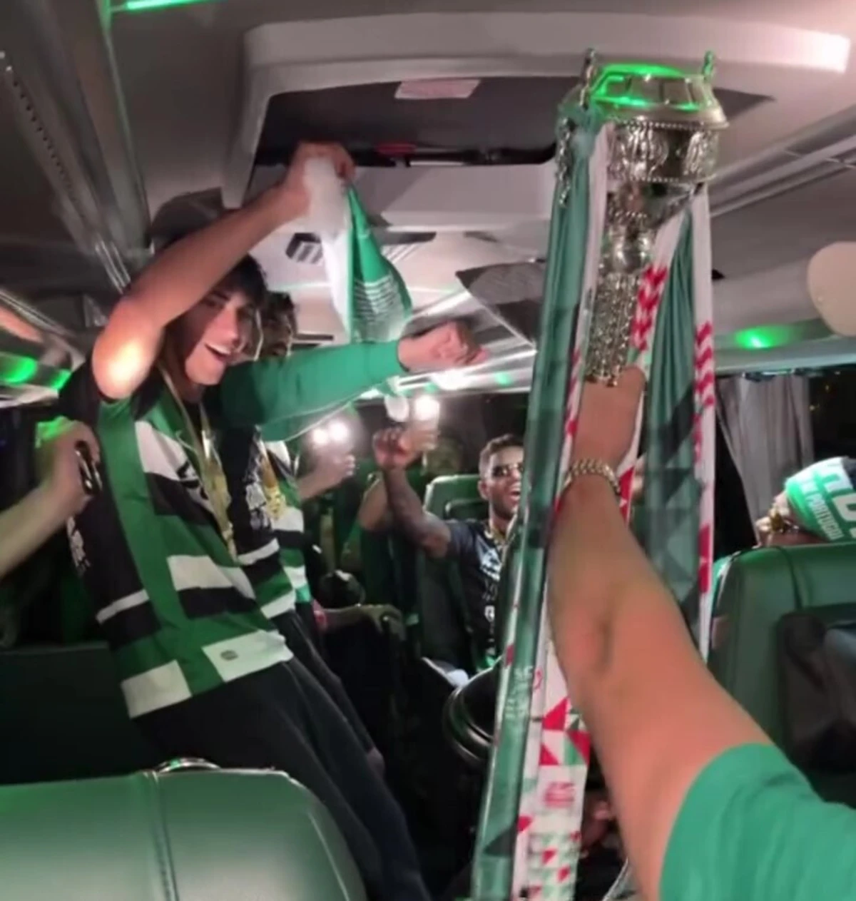 Imagem de contexto do artigo "Dobradinha que é gordinha": a festa no autocarro e as reações dos jogadores do Sporting
