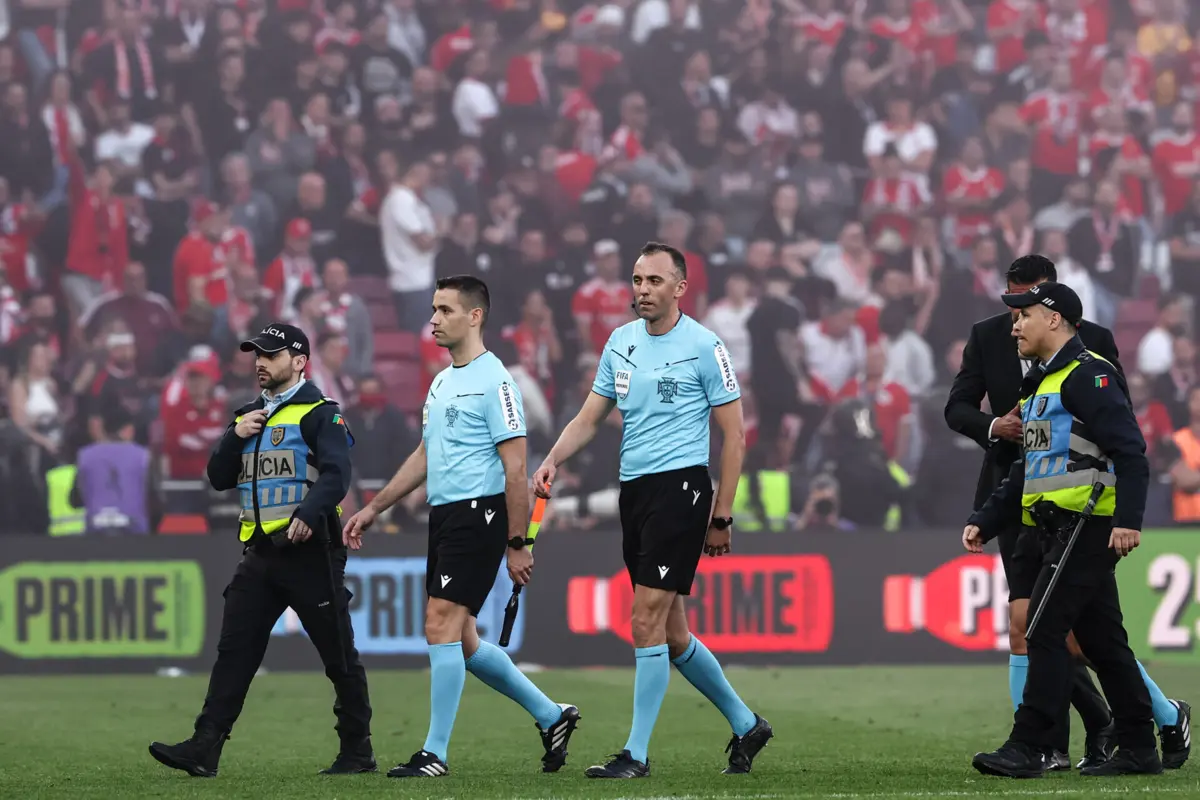 Um adepto do Benfica invadiu o campo no dérbi com o Sporting (créditos: Mário Vasa)