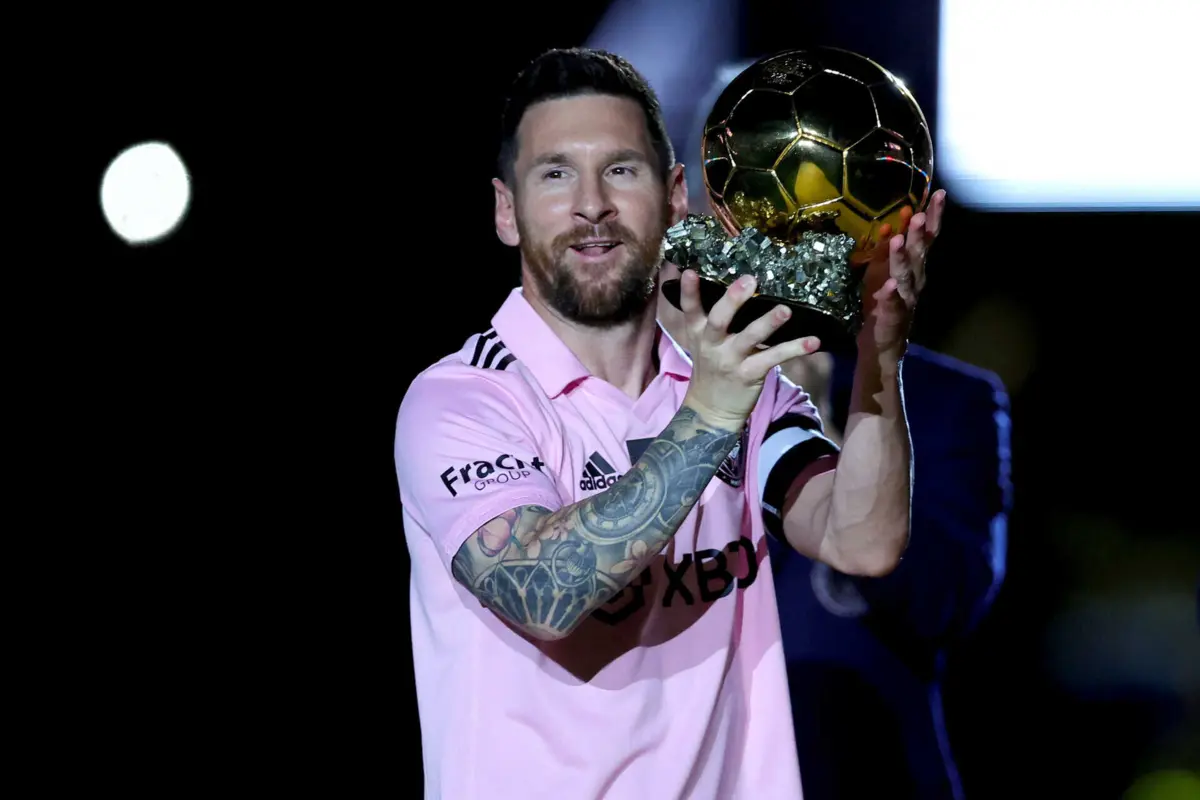 Messi com a Bola de Ouro de 2023