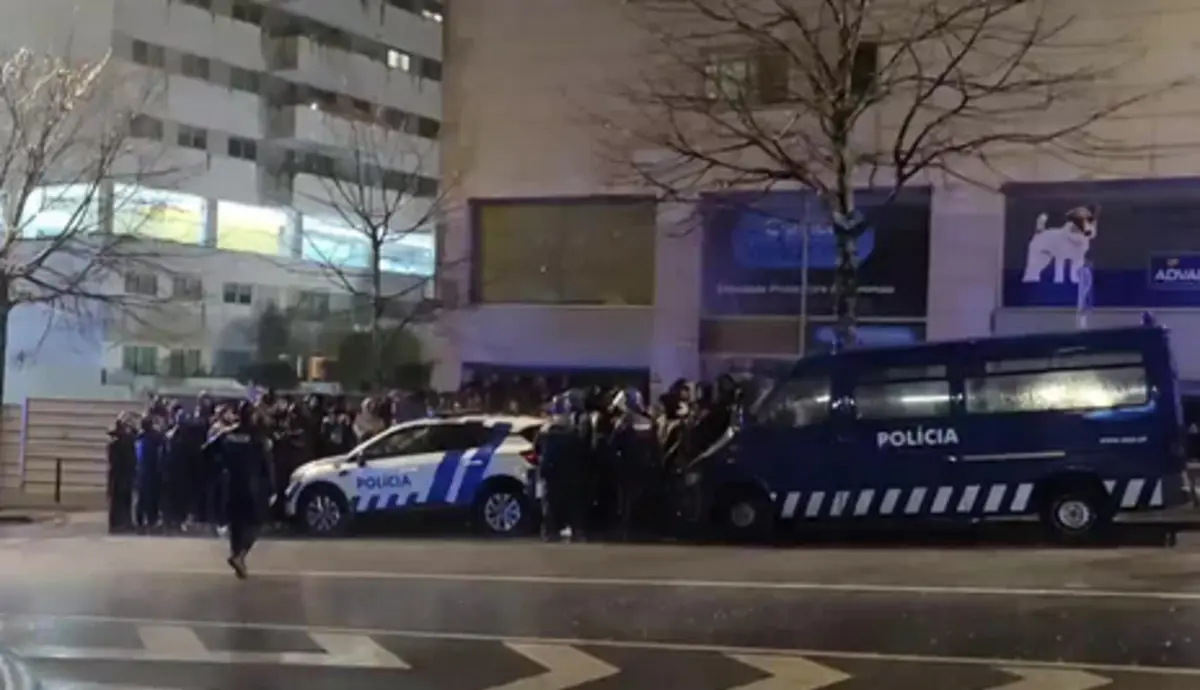 Imagem de contexto do artigo Adeptos aguardam no exterior do Dragão pela saída de jogadores e equipa técnica do FC Porto