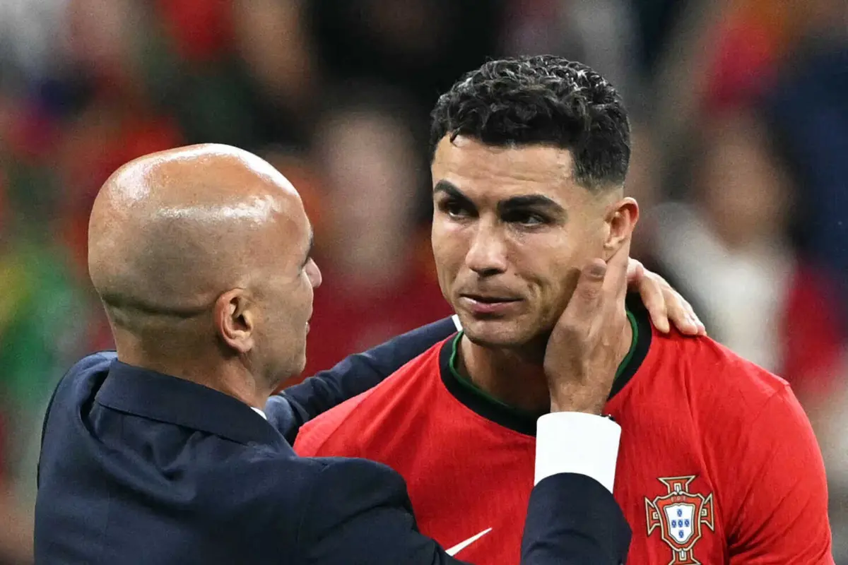Roberto Martínez abraça Ronaldo (créditos: AFP)