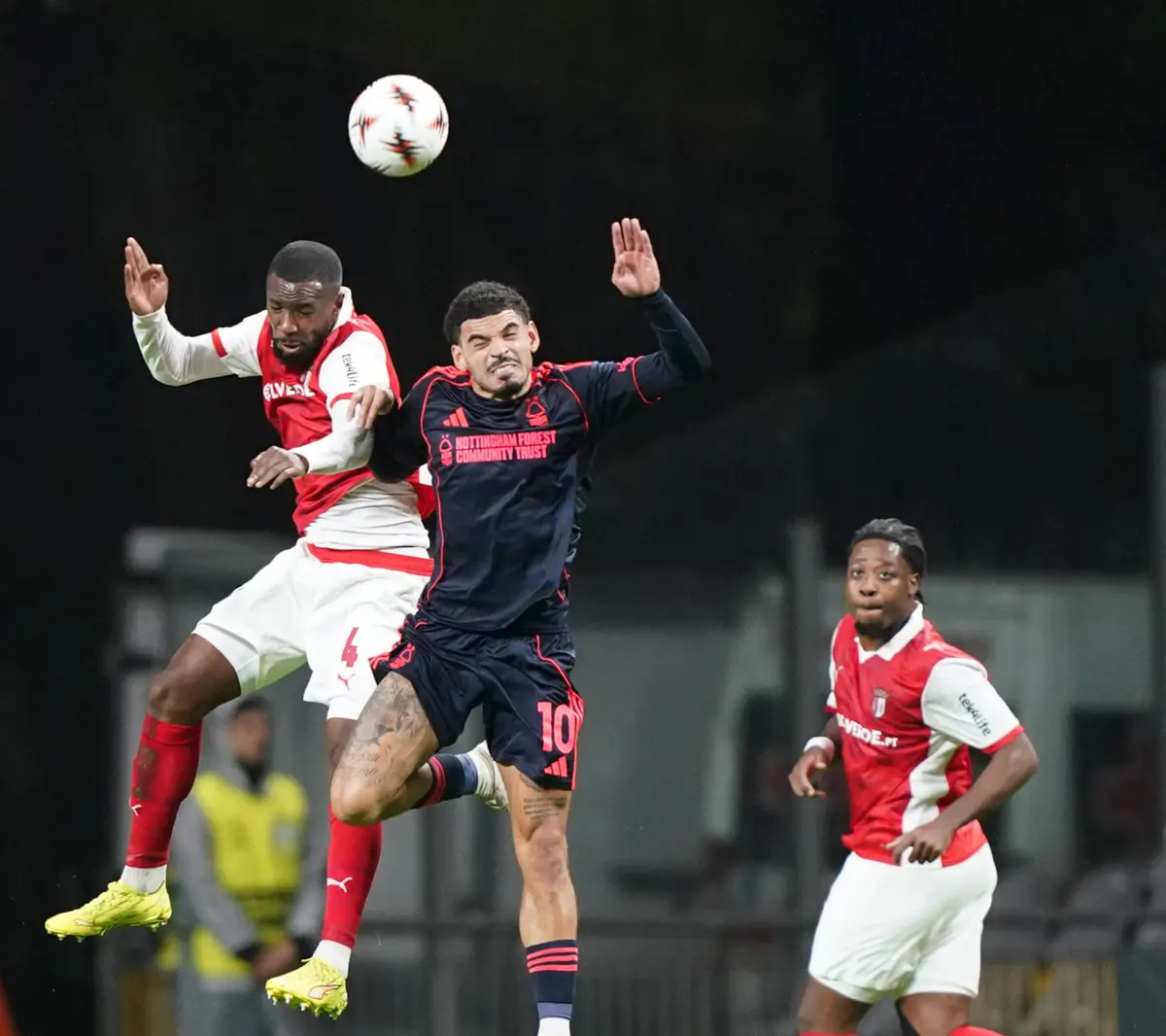 Niakaté com Morgan Gibbs-White no Braga-Nottingham Forest