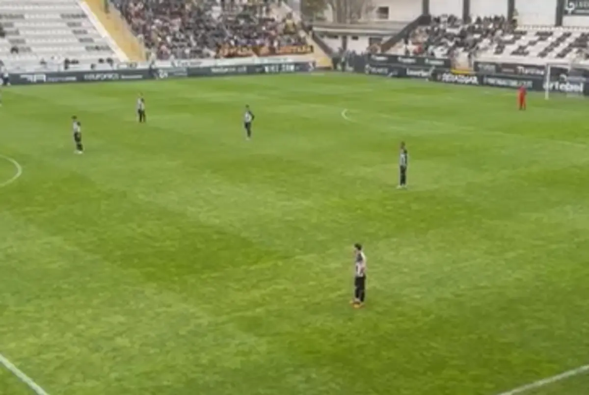 Imagem de contexto do artigo Protesto em campo: jogadores do Varzim parados no primeiro minuto. Assista ao vídeo