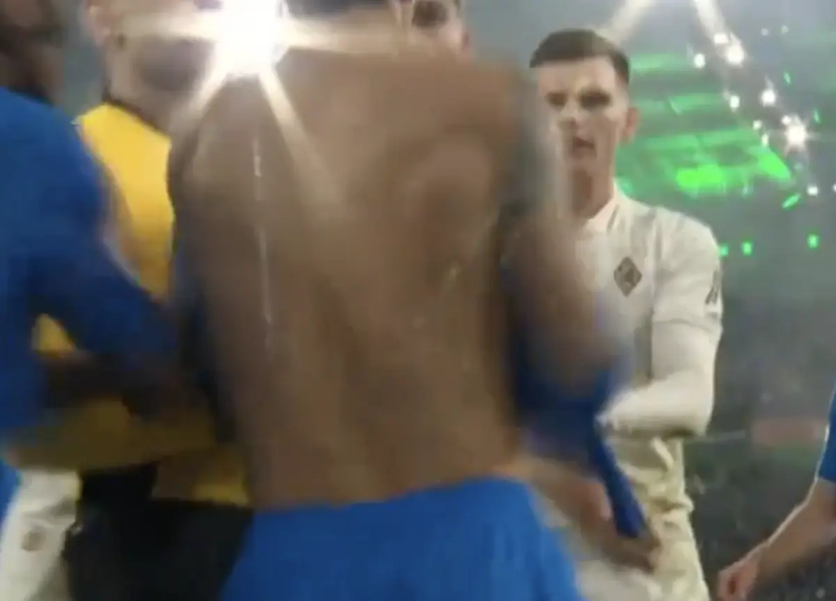 Imagem de contexto do artigo Palacios ficou sem camisola durante confusão no Borussia M'Gladbach-Bayer Leverkusen. Veja