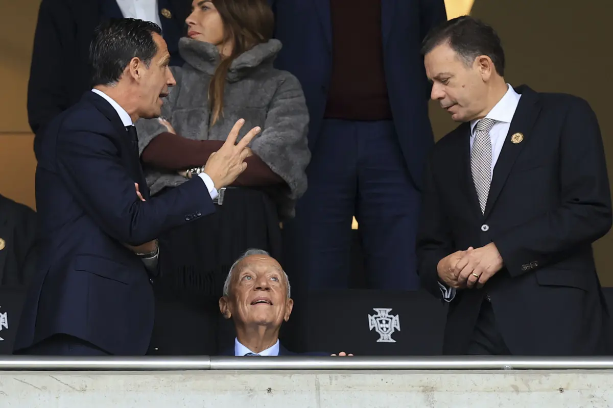 Marcelo Rebelo de Sousa com Luís Montenegro e Pedro Proença no Estádio do Dragão