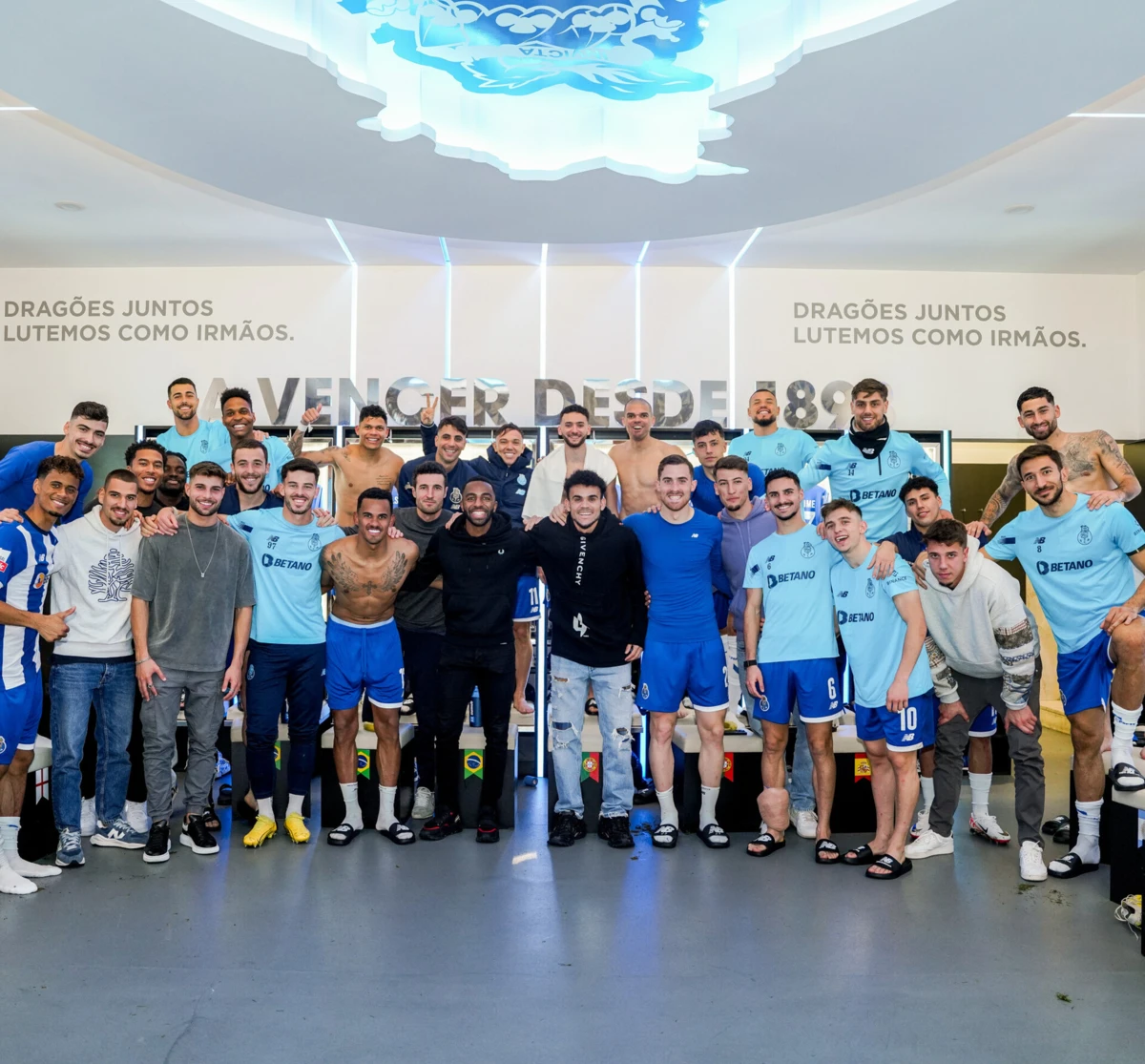 Imagem de contexto do artigo Além de Luis Díaz, também Ricardo Pereira regressou ao Dragão: FC Porto mostra-os com o plantel