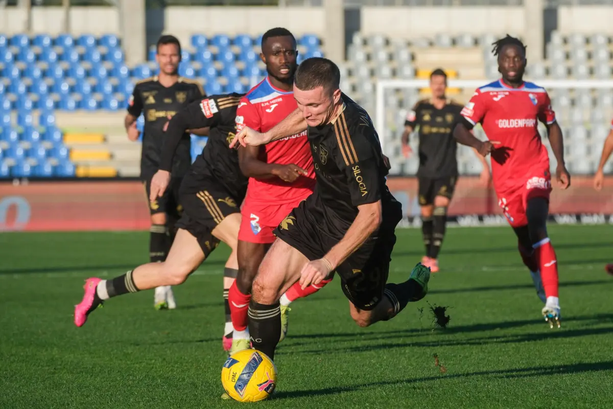 Livolant tenta escapar perante a atenção de Konan