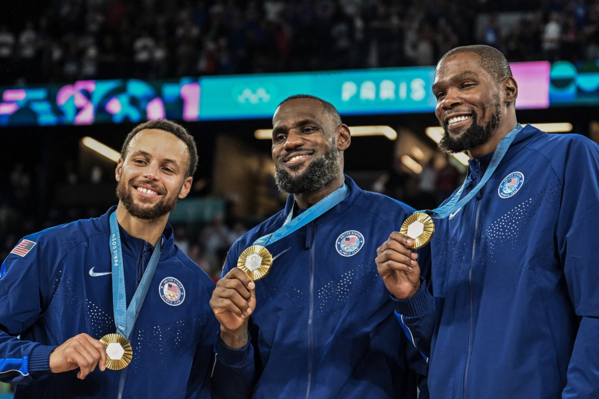 Stephen Curry, LeBron James e Kevin Durant vão estar de novo na mesma equipa (Photo by Damien MEYER / AFP)
