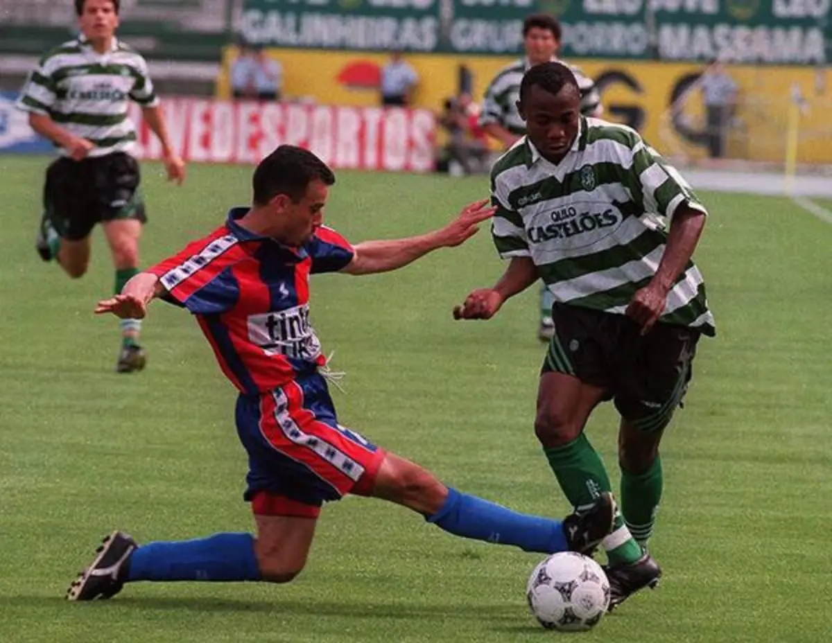 Amunike com a camisola do Sporting