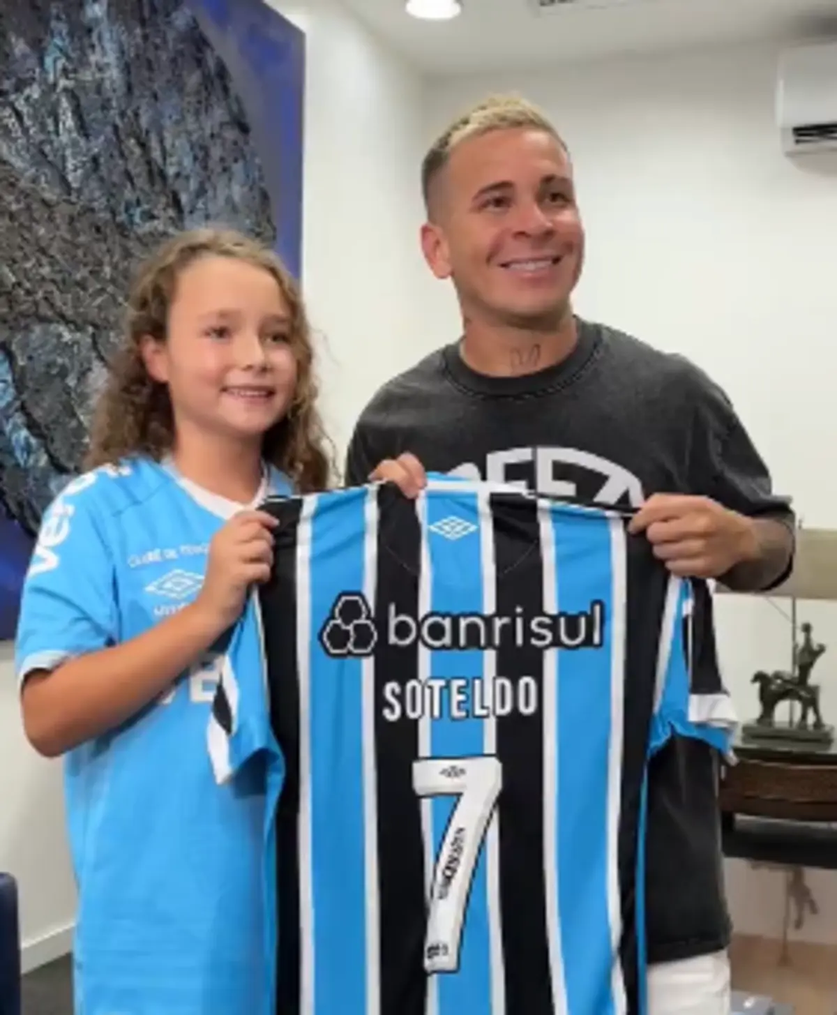 Imagem de contexto do artigo Criança pediu a camisola de Soteldo e o tamanho... serviu