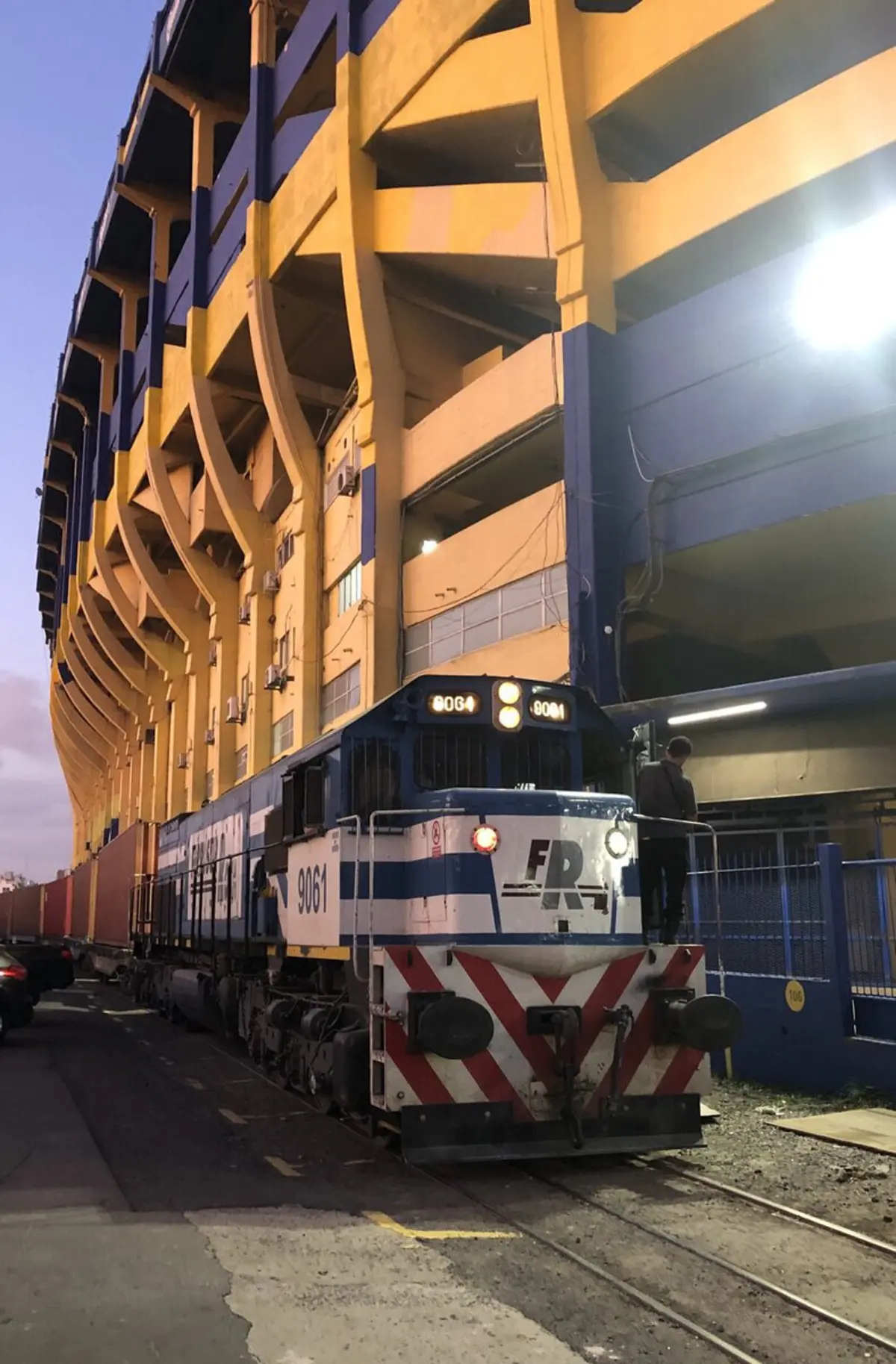Imagem de contexto do artigo Insólito: comboio que passa pegado a La Bombonera, estádio do Boca Juniors, descarrilou