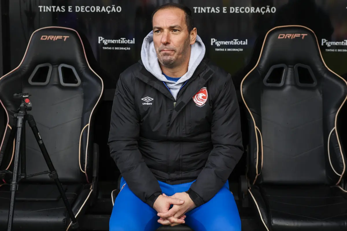Petit assumiu recentemente o comando técnico do Santa Clara