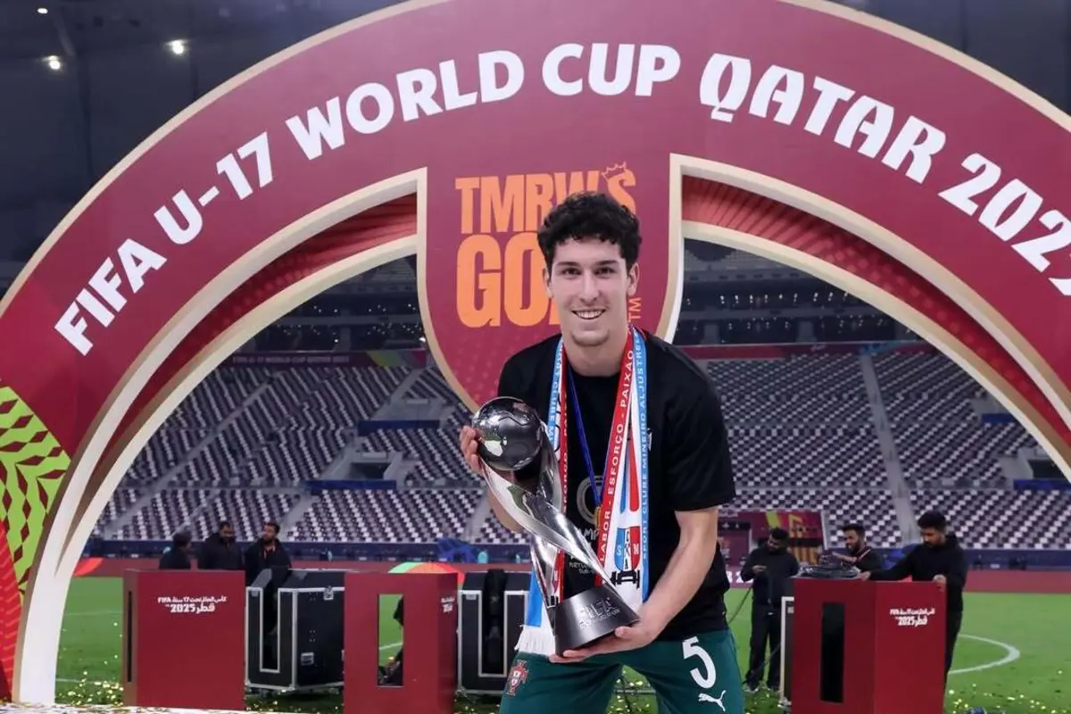 José Neto com o troféu do Mundial sub-17