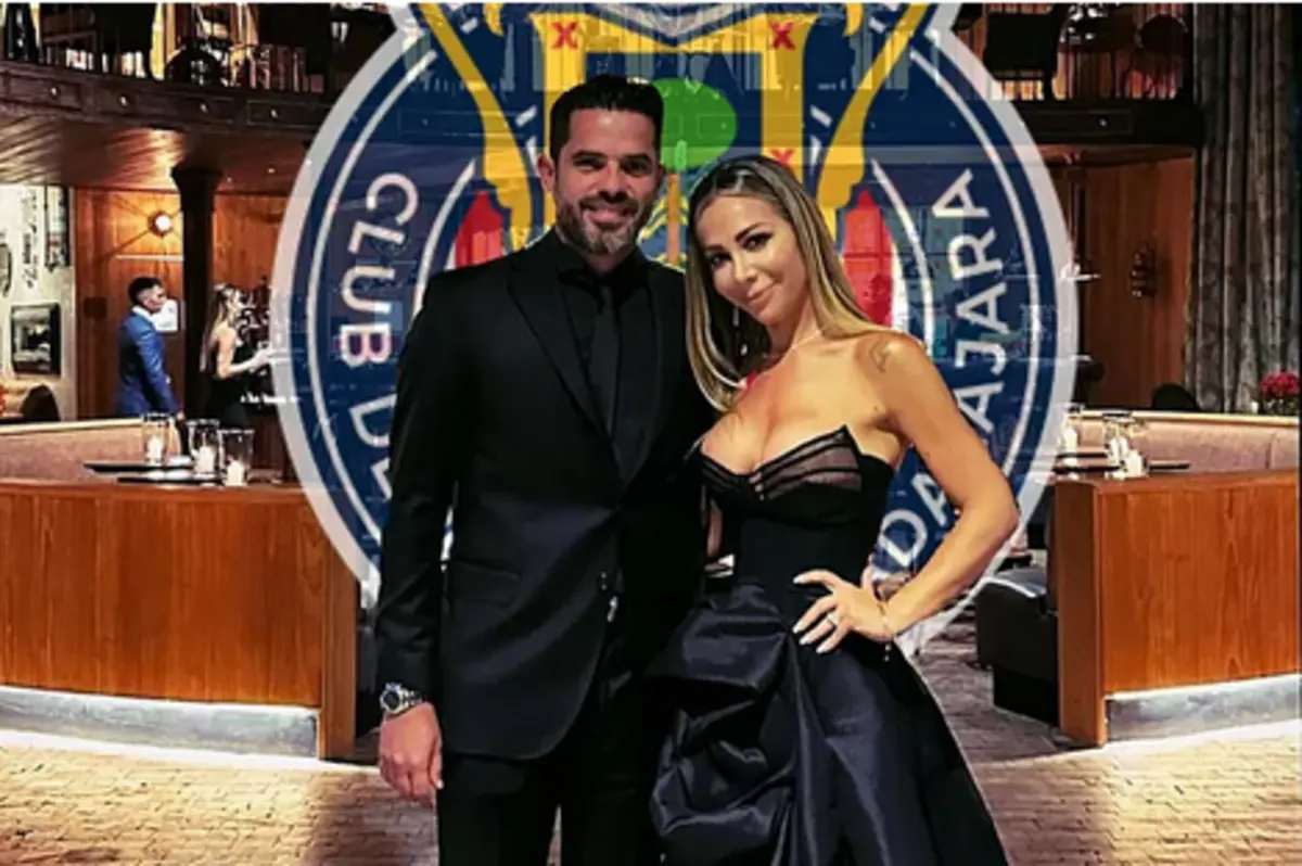 Fernando Gago e a esposa Vero Laffitte com o escudo do Chivas nas costas