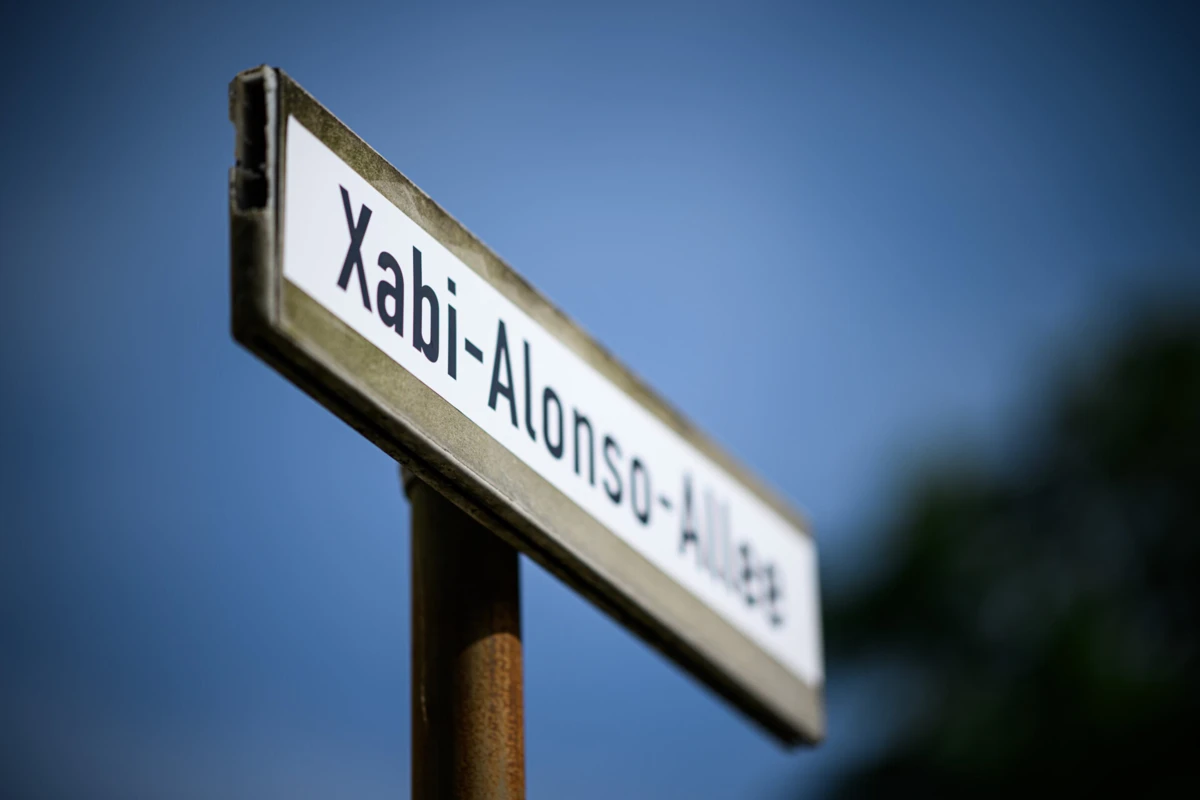 Imagem de contexto do artigo Bayer Leverkusen pode ser campeão hoje e já há festa na... Rua Xabi Alonso