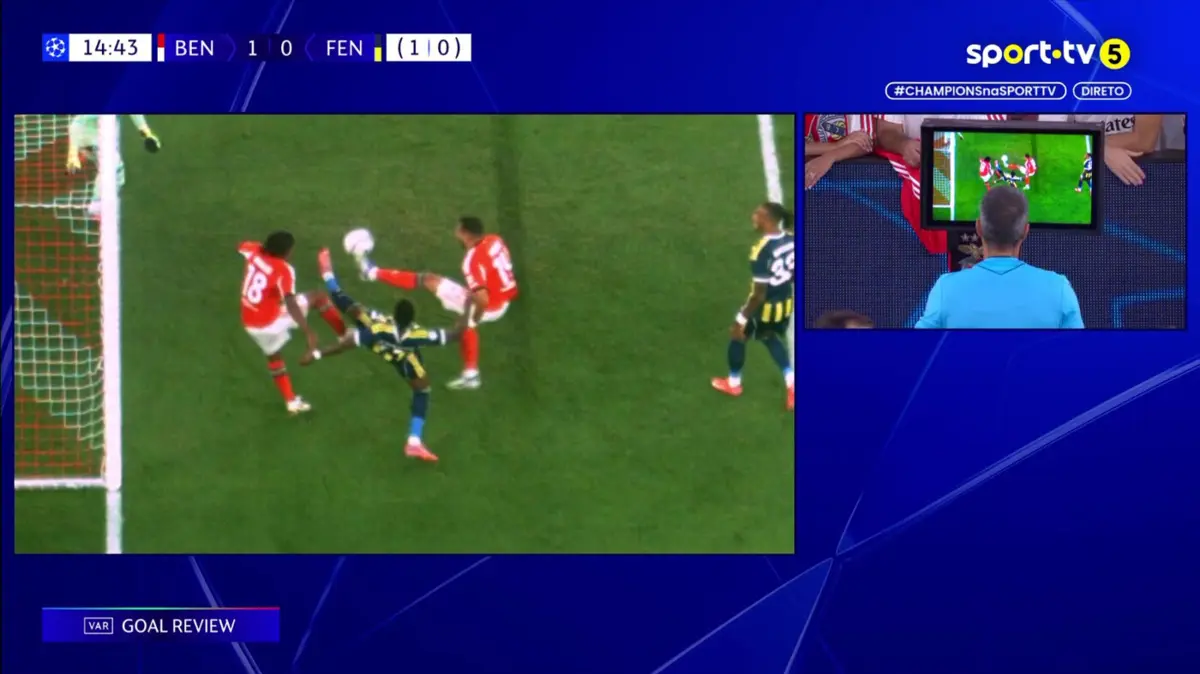Imagem de contexto do artigo Benfica-Fenerbahçe: golo anulado a Pavlidis após recurso ao VAR. Ora veja