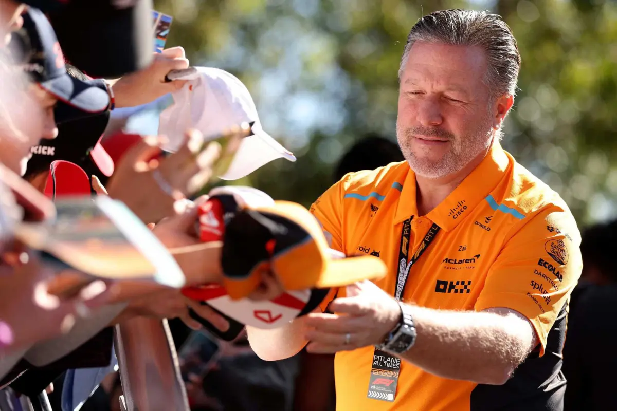Zak Brown (créditos: Martin KEEP / AFP)