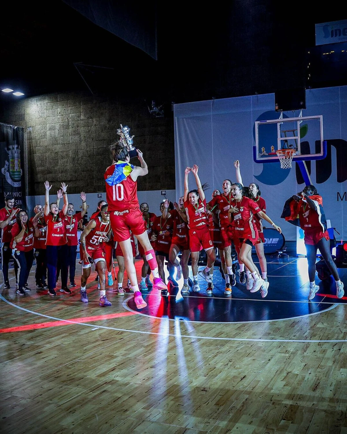 Benfica com o troféu da Supertaça feminina (créditos: FPV)