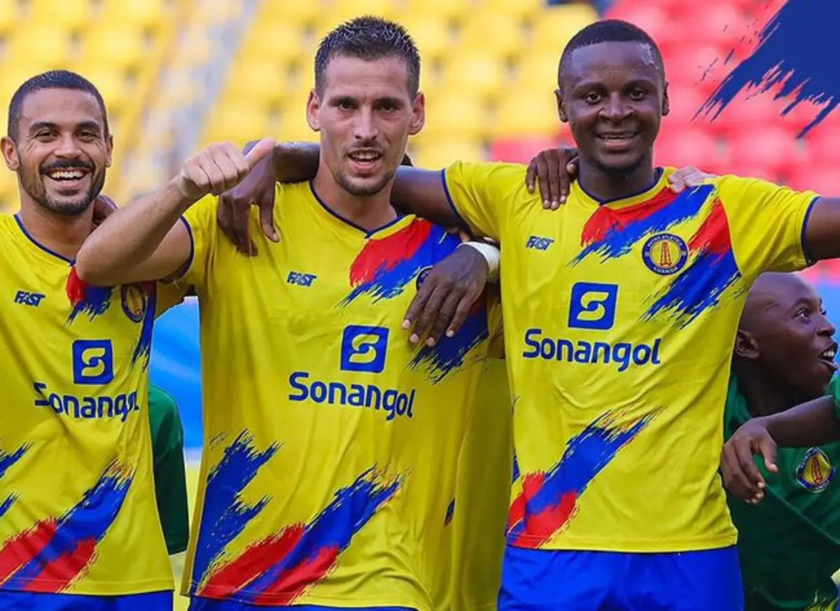 Alexandre Santos, ao centro (X)