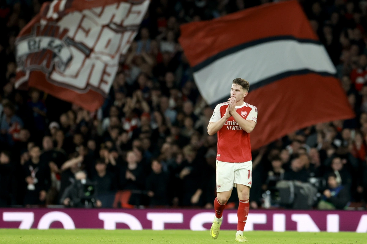 epa12471433 Viktor Gyokeres of Arsenal greets the fans during the UEFA Champions League league phase match between Arsenal FC and Atletico Madrid, in London, Britain, 21 October 2025.  EPA/NEIL HALL