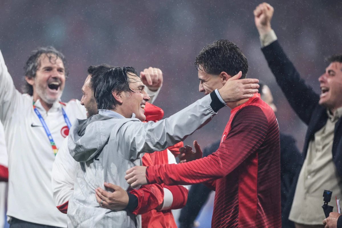 Vicenzo Montella em festa com os jogadores (Créditos: AFP)