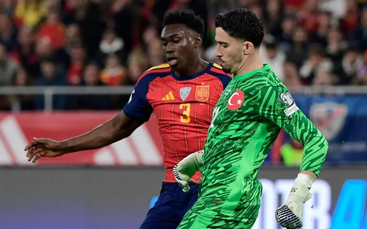 Samu pela seleção espanhola contra a Turquia, de Deniz Gul