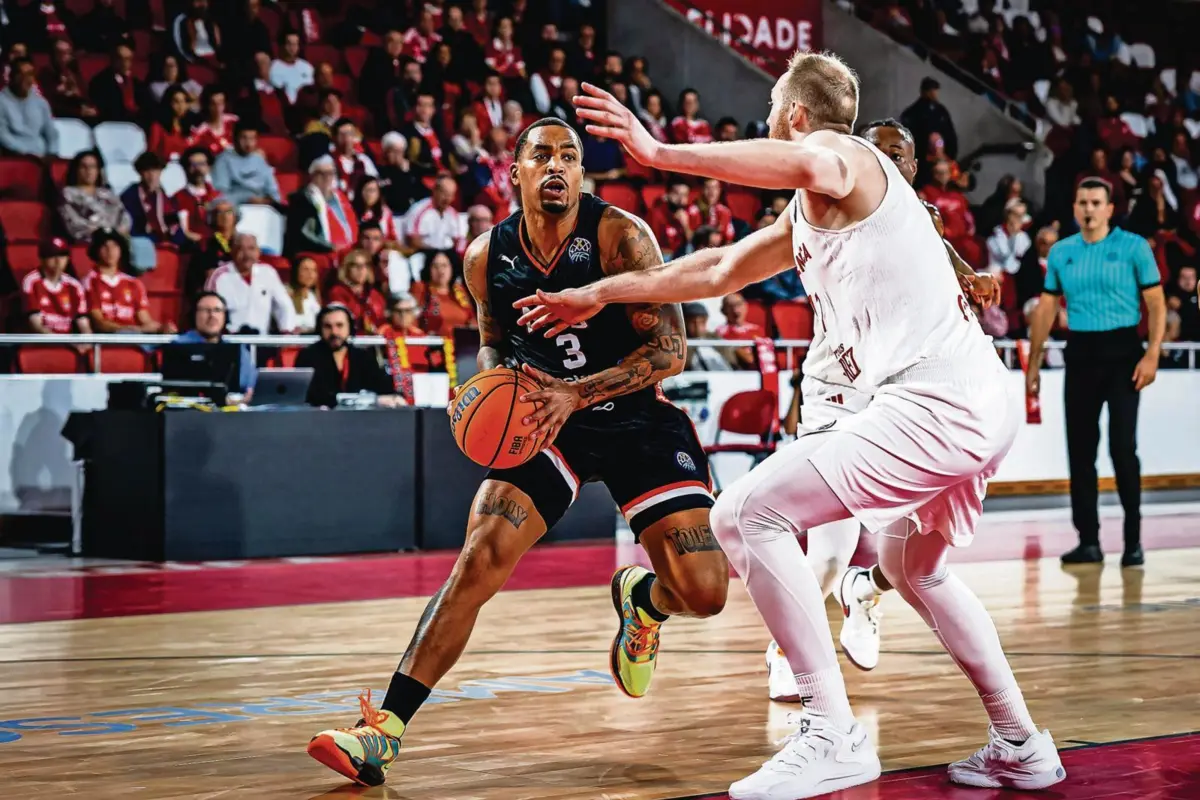 Travante Williams defrontou o Benfica na Champions, ao serviço do Le Mans