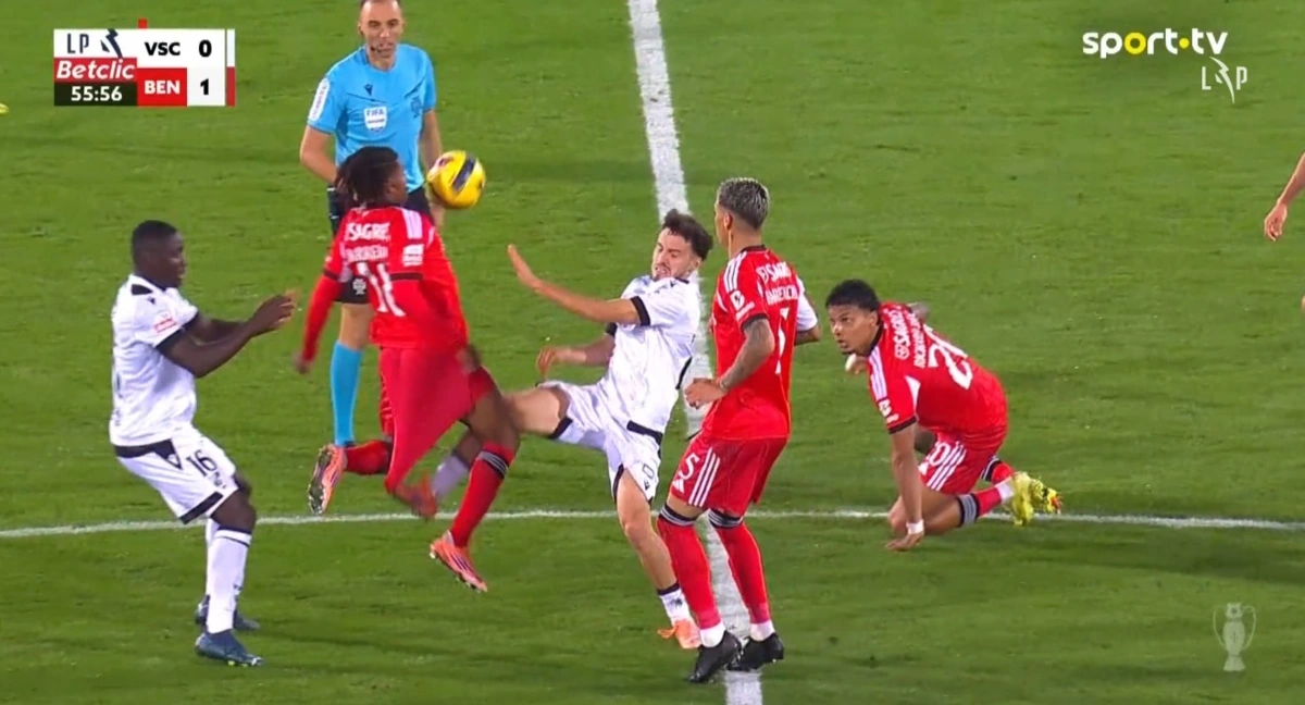 Imagem de contexto do artigo V. Guimarães-Benfica: Blanco expulso com vermelho direto após lance com Barreiro