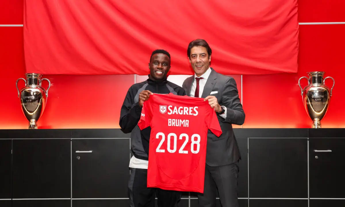 Bruma com Rui costa na apresentação (Reprodução: Benfica)