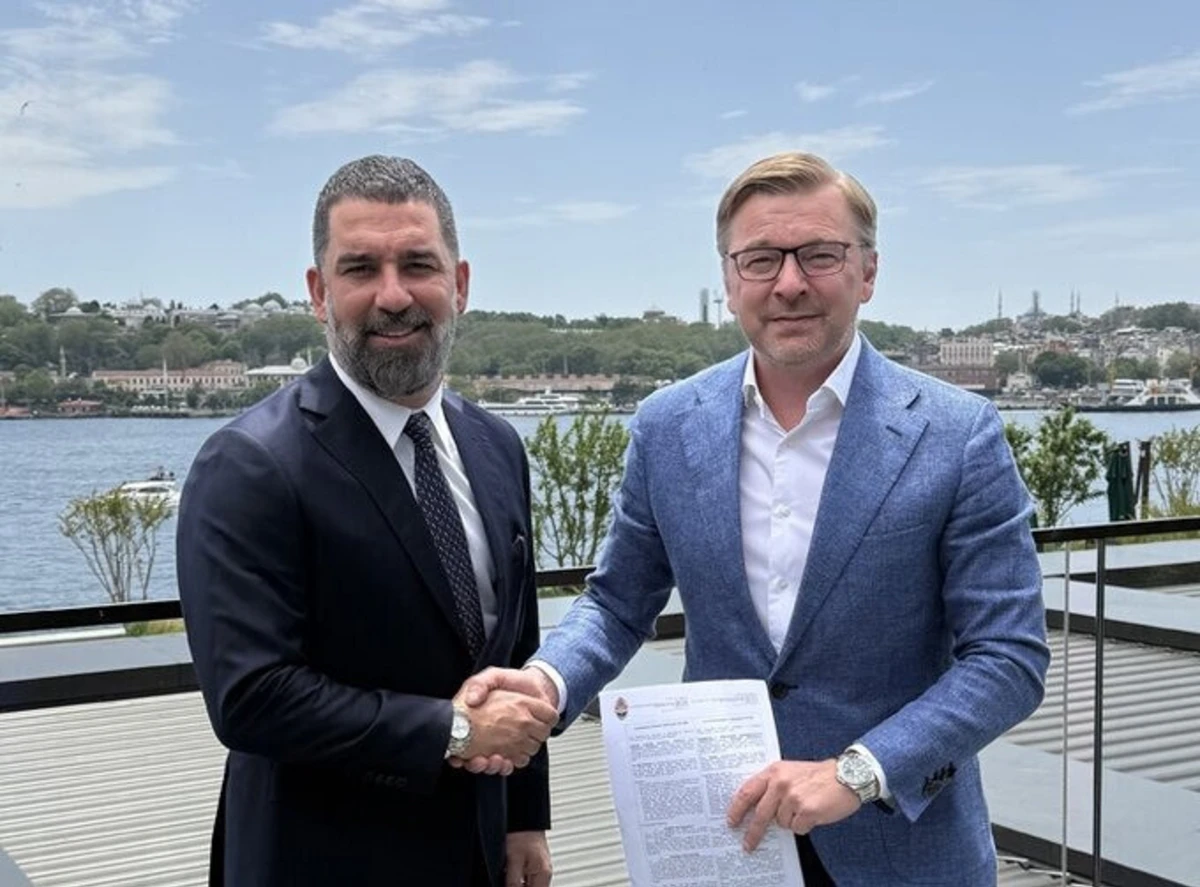 Arda Turan, à esquerda (créditos: Shakhtar Donetsk)