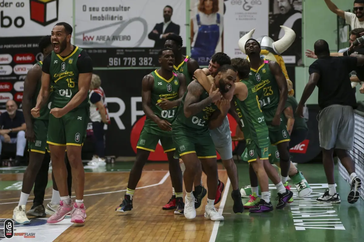 Jogadores do Esgueira festejam o triunfo sobre o Sporting (Créditos: FPB)