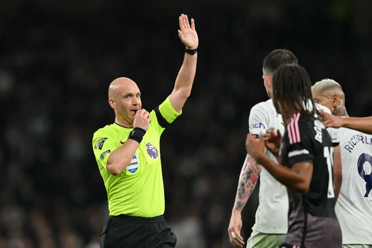 Anthony Taylor, árbitro da Premier League (créditos: AFP)