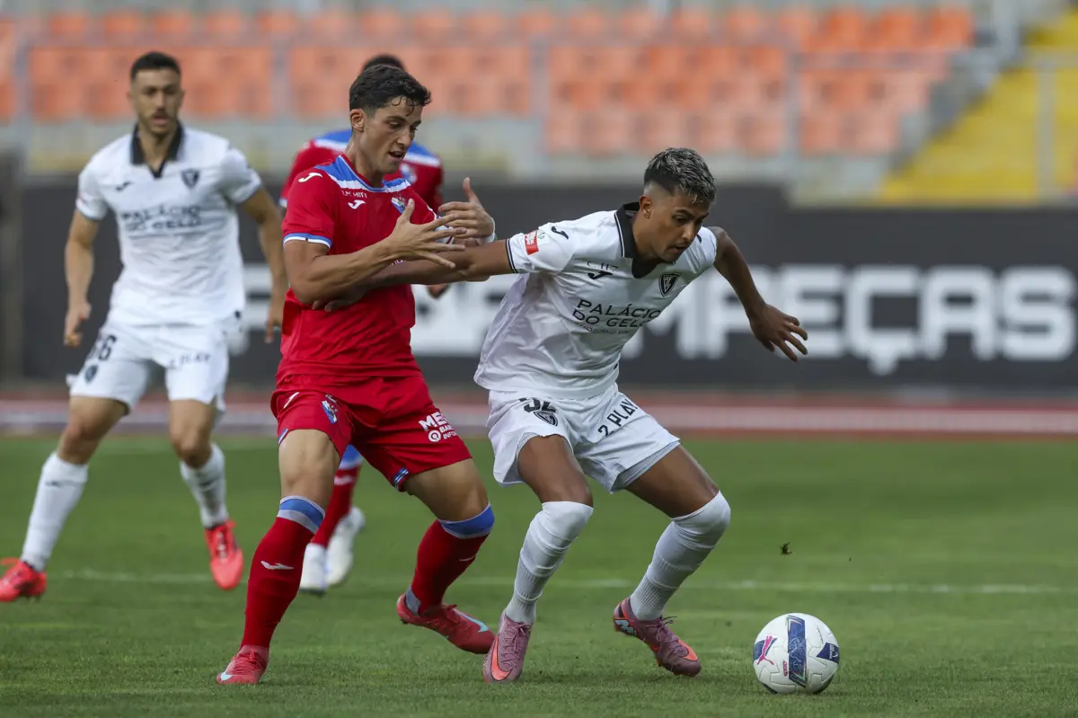 Zé Carlos (Gil Vicente) e Álvaro Zamora (Académico de Viseu) disputam a bola