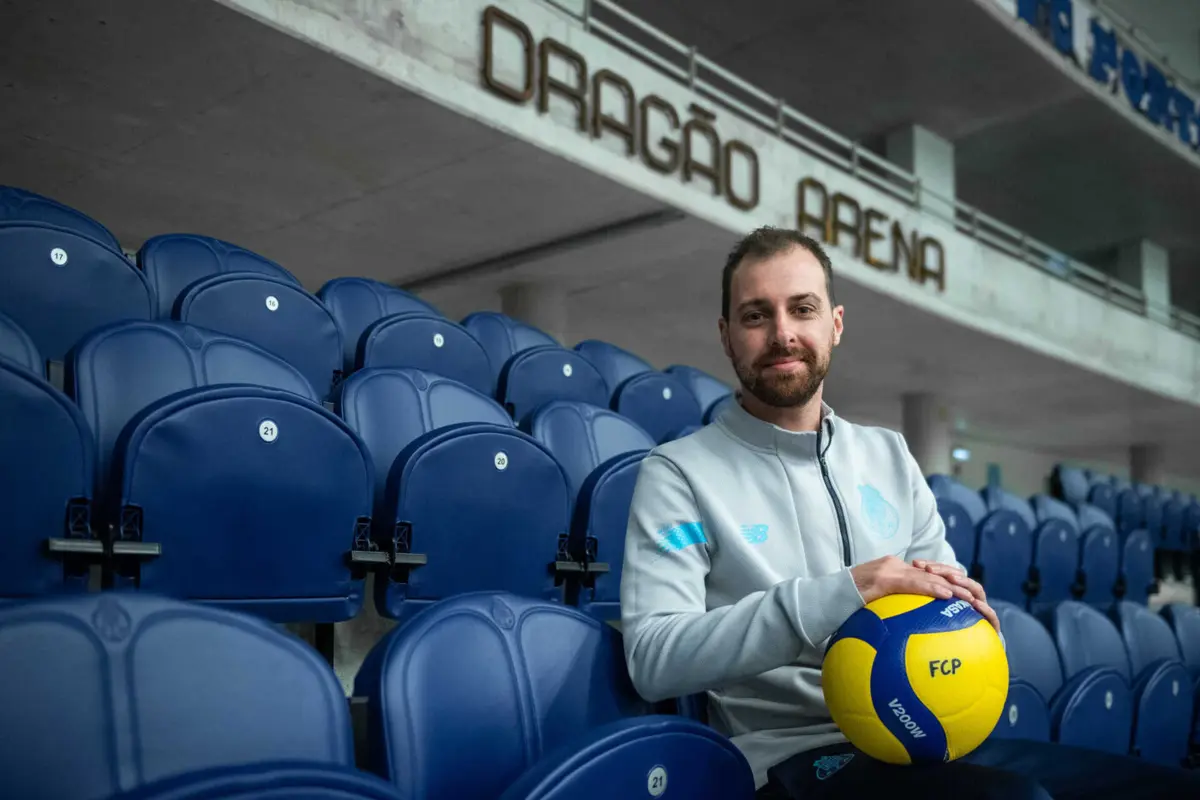 Miguel Coelho, treinador da equipa de voleibol feminino do FC Porto (Créditos: André Rolo / Global Imagens)