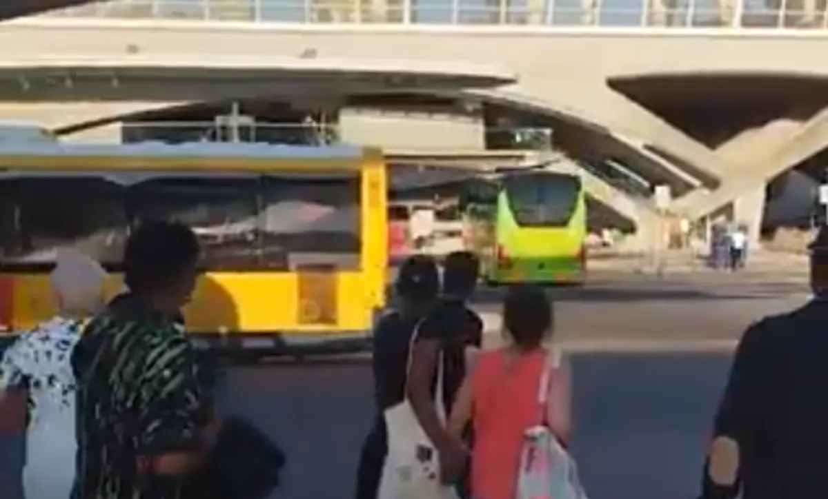Imagem de contexto do artigo Gare do Oriente: autocarro desgovernado embate em estabelecimento comercial