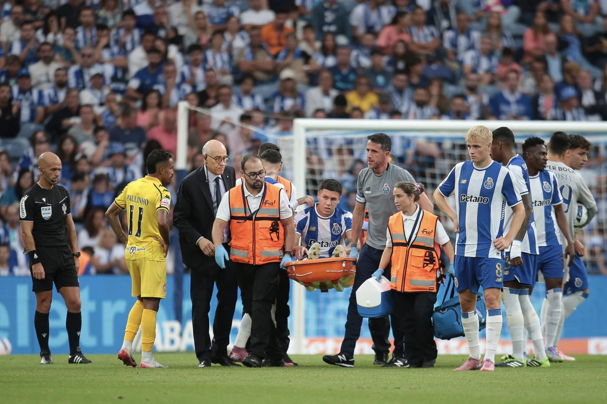Imagem de contexto do artigo Mais uma lesão no FC Porto: Nehuén Pérez sai de maca frente ao Nacional