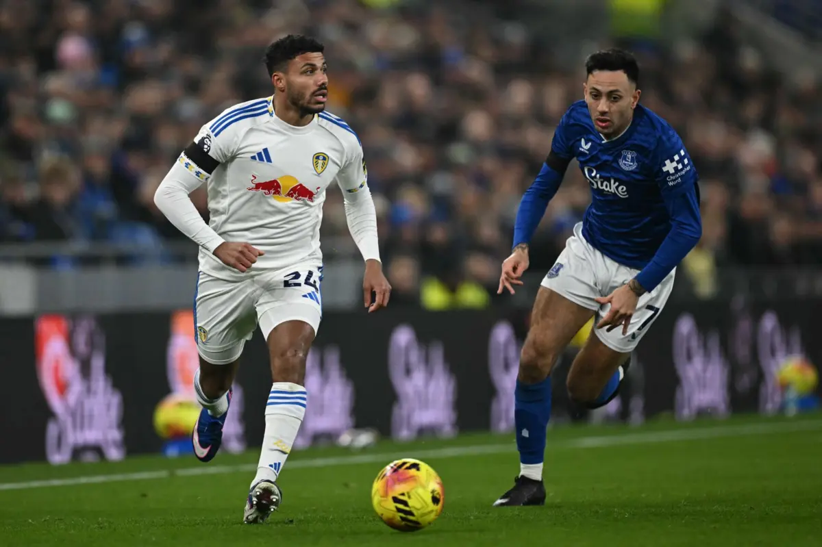 Dwight McNeil à direita