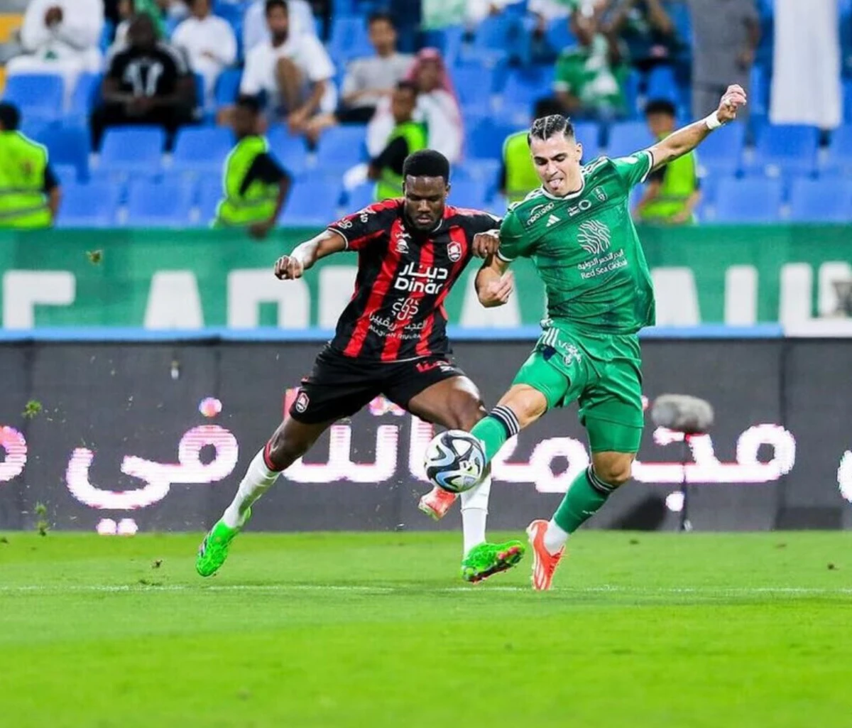 Mamadou Loum, à esquerda, ao serviço do Al Raed (Créditos: reprodução/Instagram)