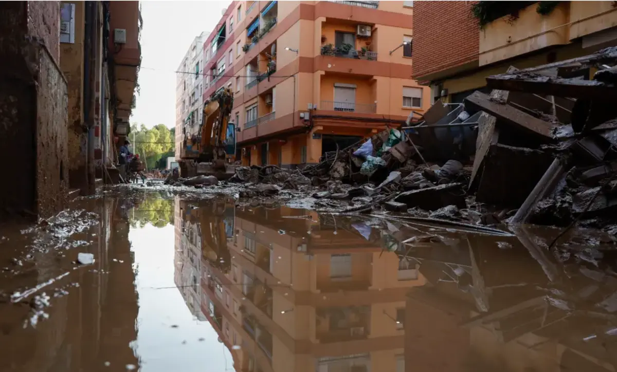 Cheias causaram forte destruição (Créditos: J. J. Guillen/EPA)