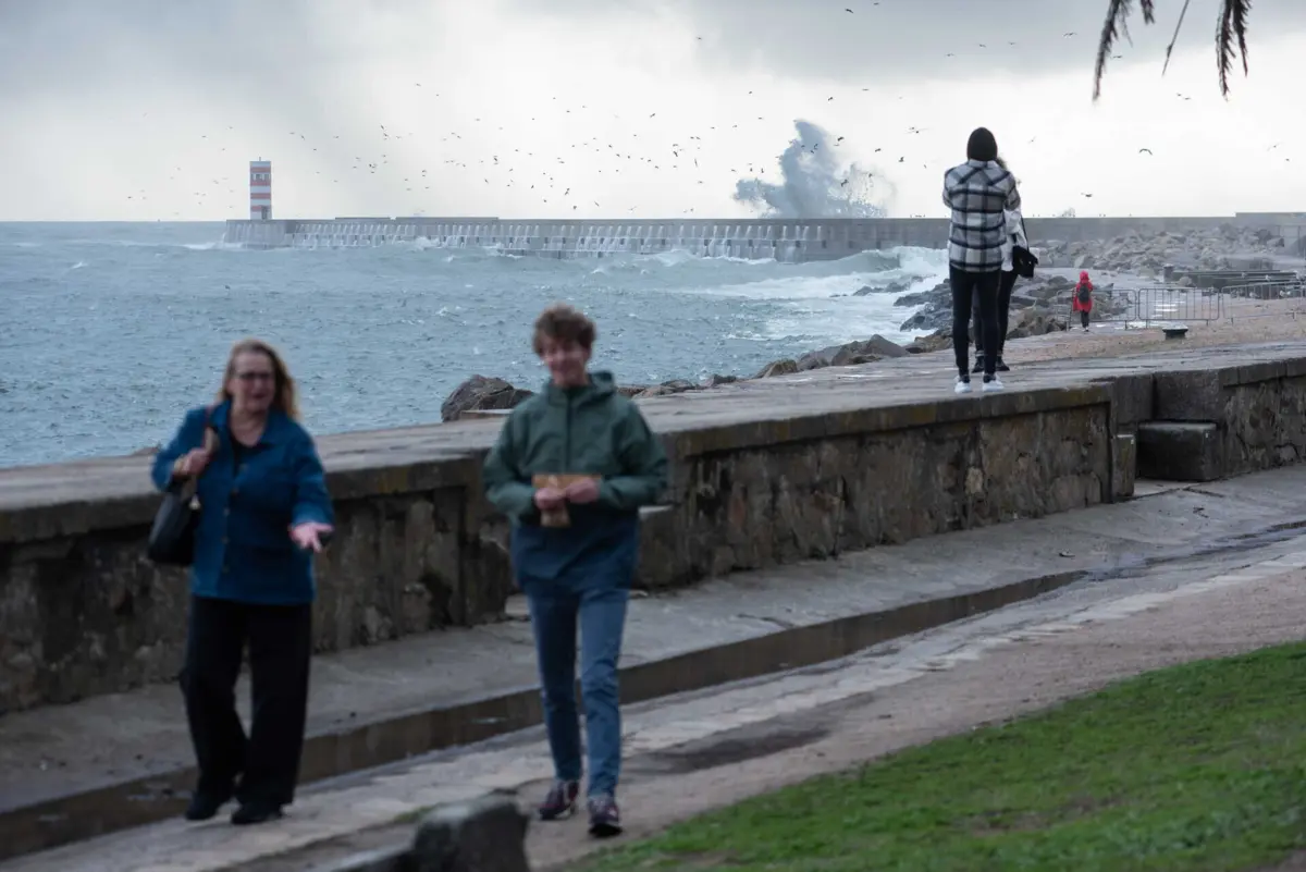 As temperaturas vão continuar baixas, mas a chuva vai dar tréguas