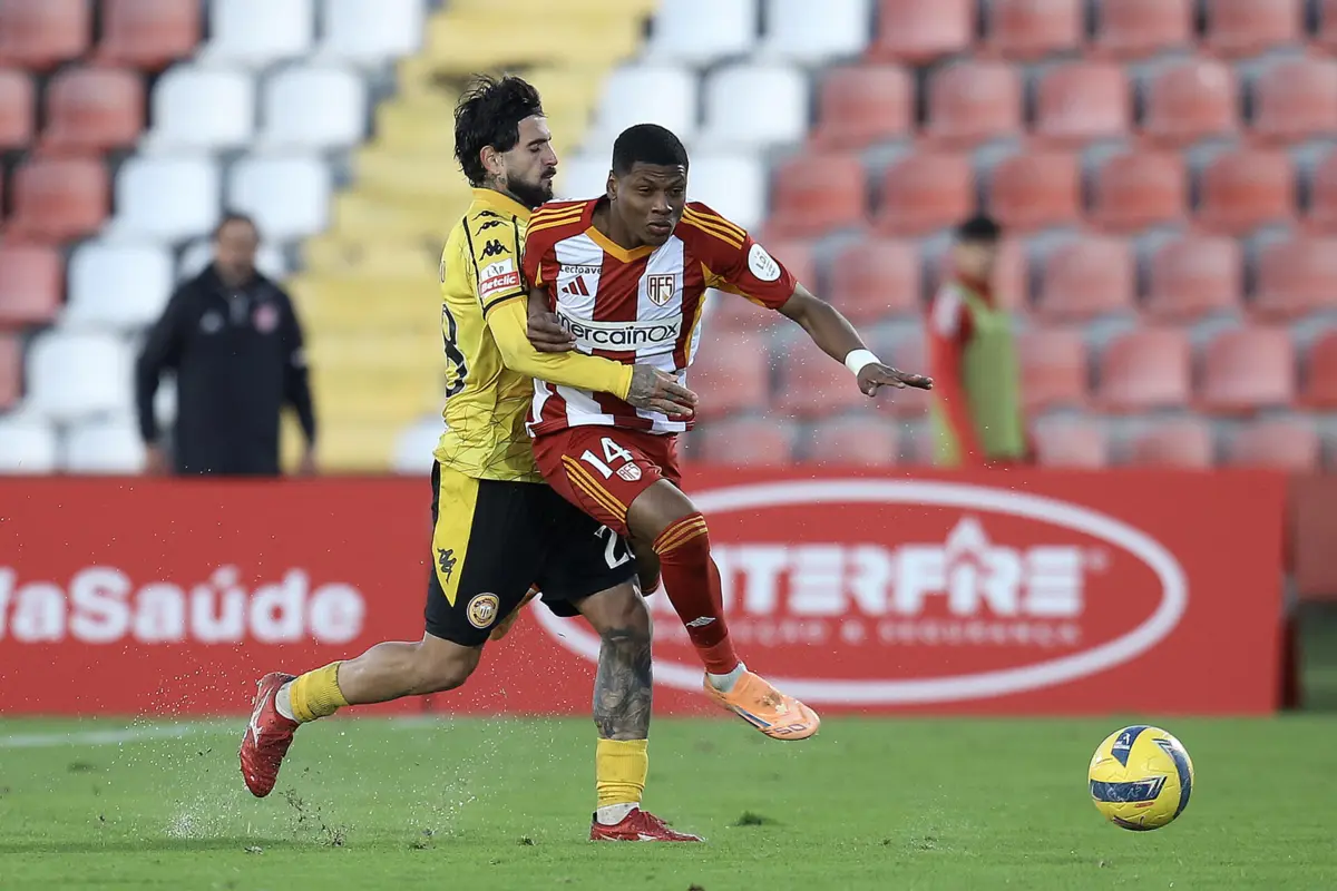 Oscar Perea e Liziero no jogo entre Aves SAD e Nacional
