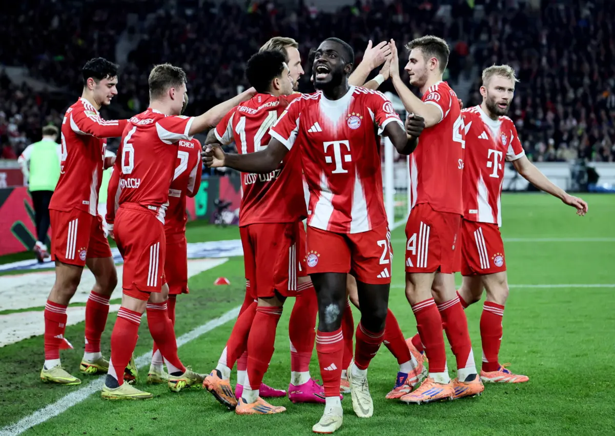 Jogadores do Bayern festejam um golo ao Estugarda