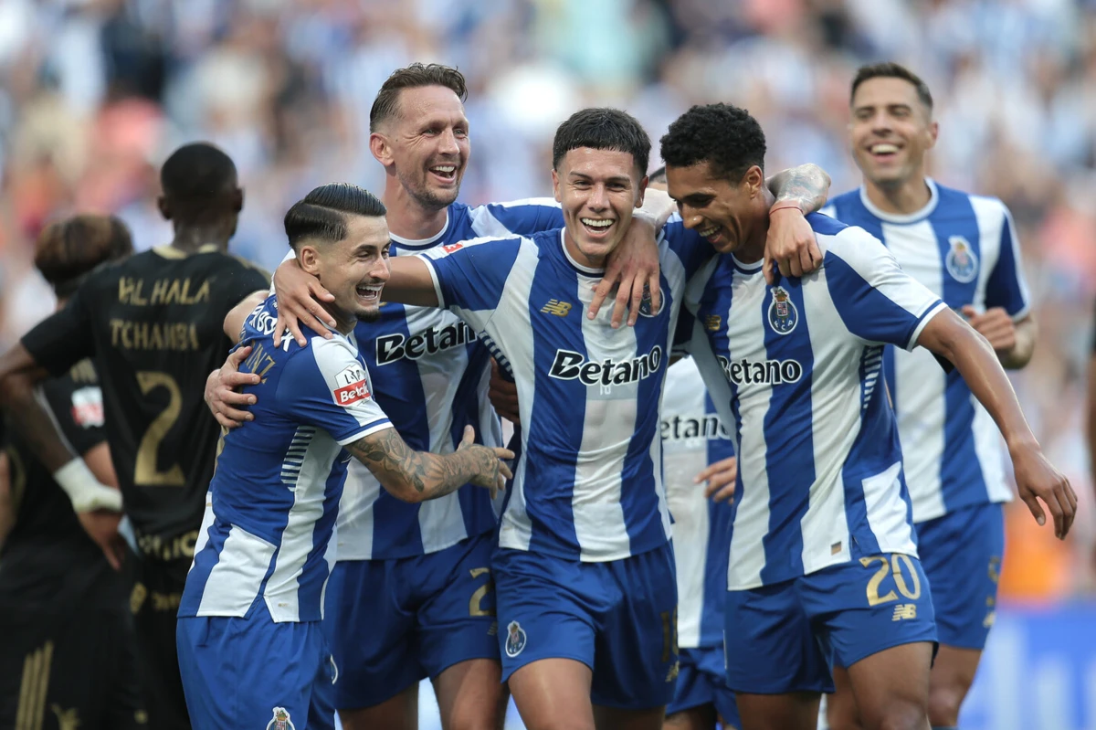 Alberto Costa à direita (Créditos: Lusa)