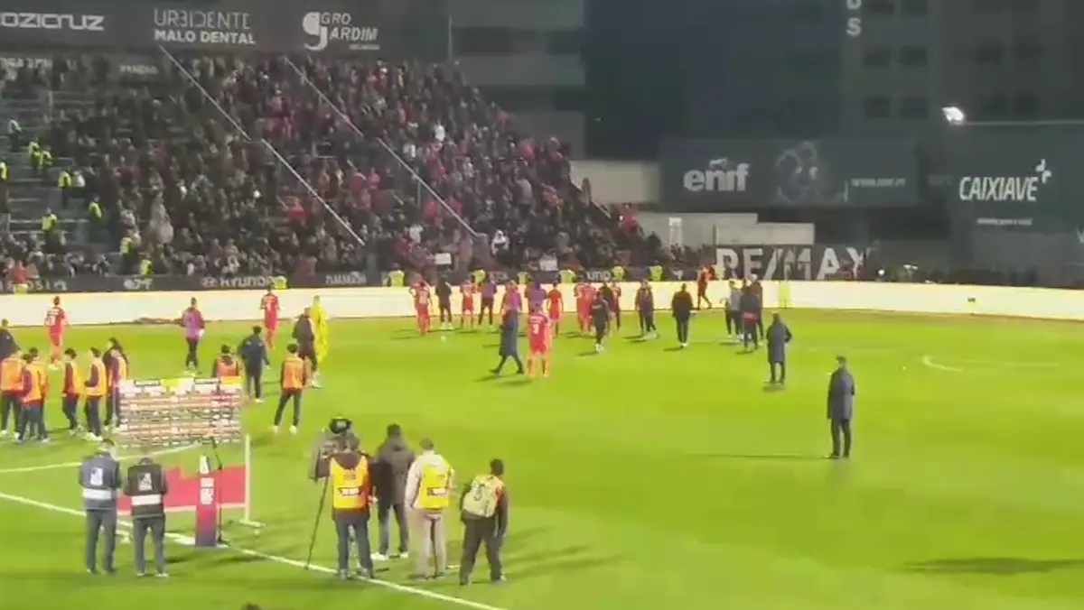 Imagem de contexto do artigo Adeptos do Benfica contestam equipa após derrota em Famalicão