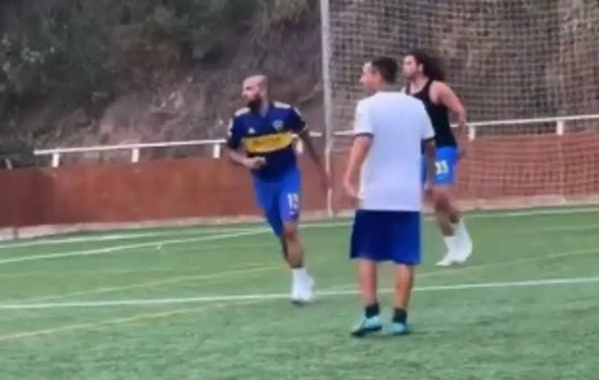Imagem de contexto do artigo Dani Alves joga futebol na rua enquanto está em liberdade condicional