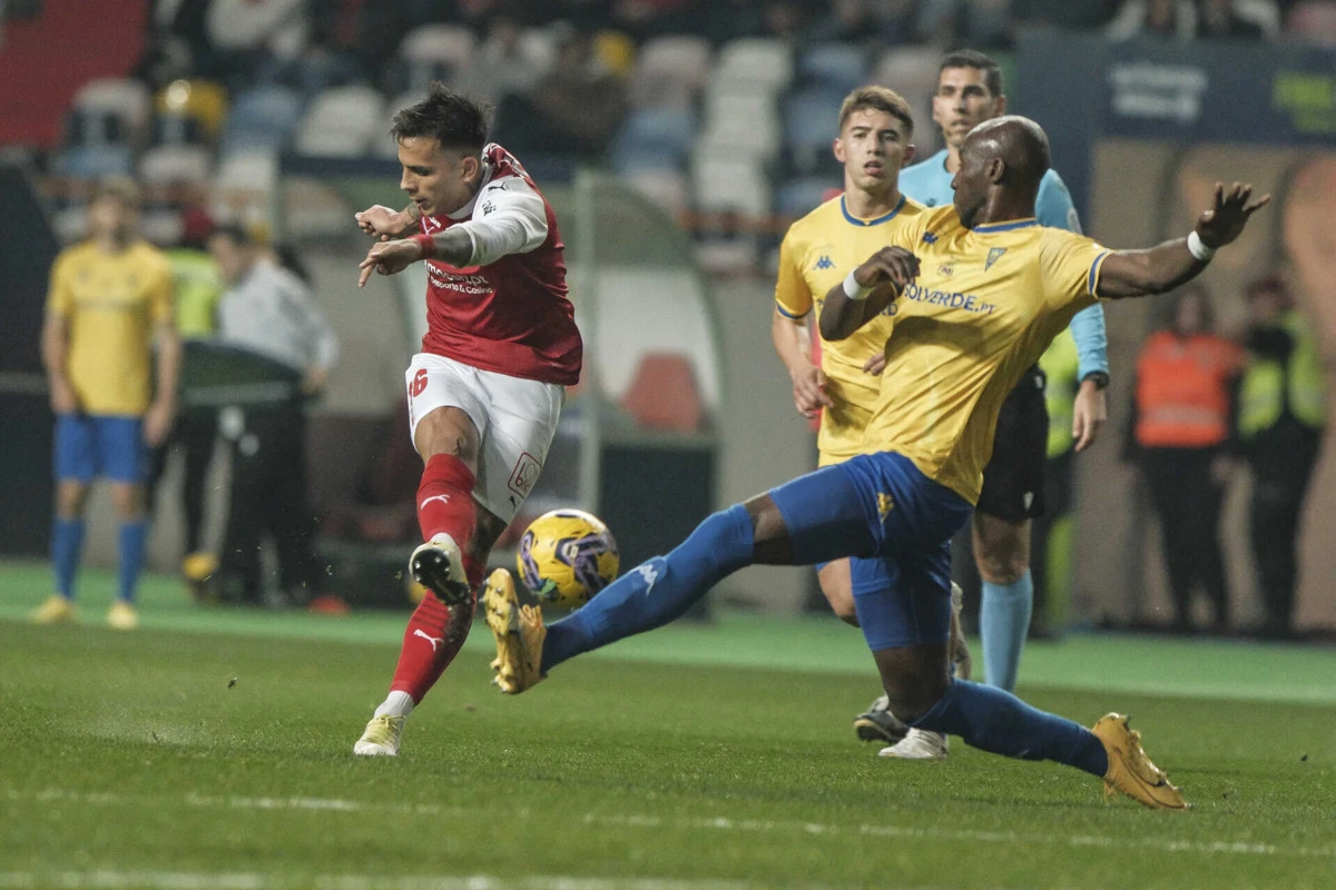 Mangala em ação contra o Braga
