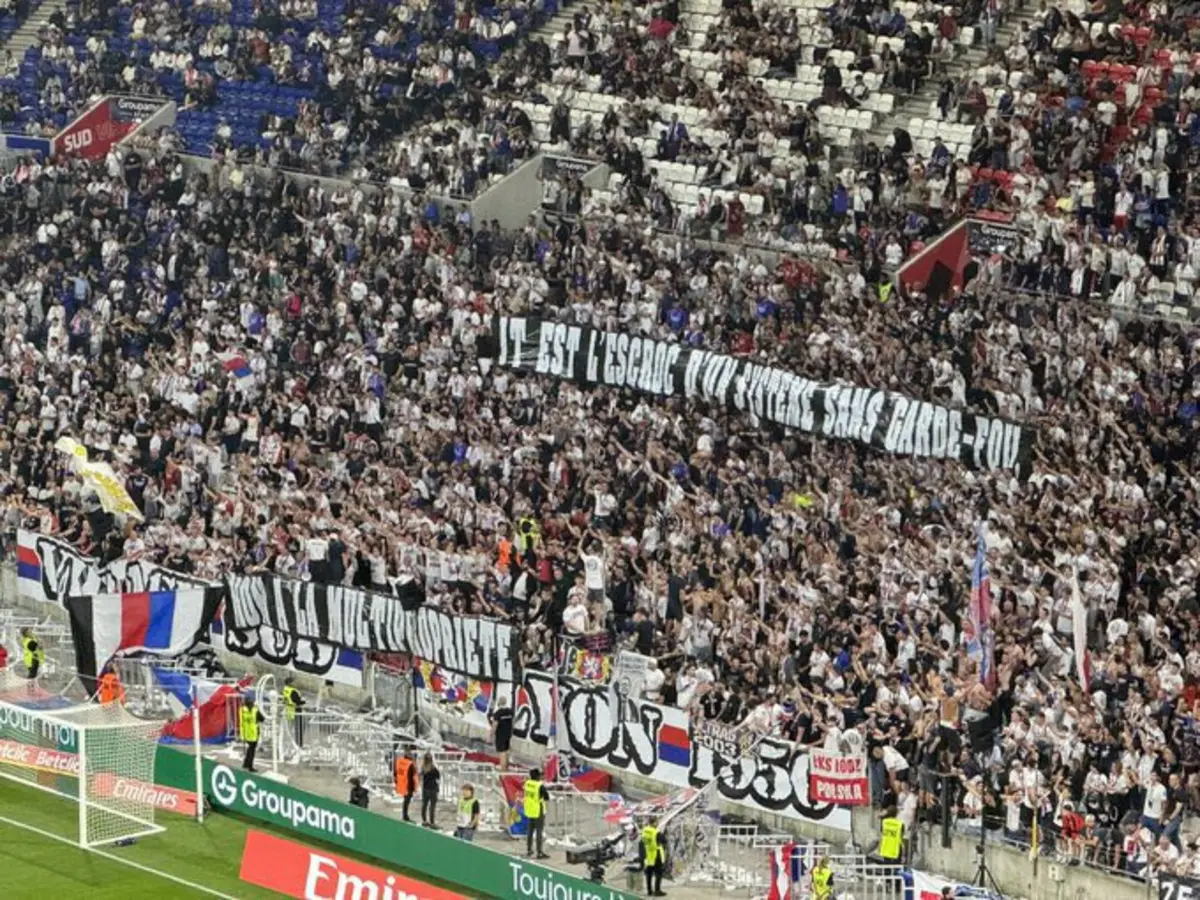 Imagem de contexto do artigo Adeptos do Lyon chamam "vigarista" a John Textor: "Não à multipropriedade"