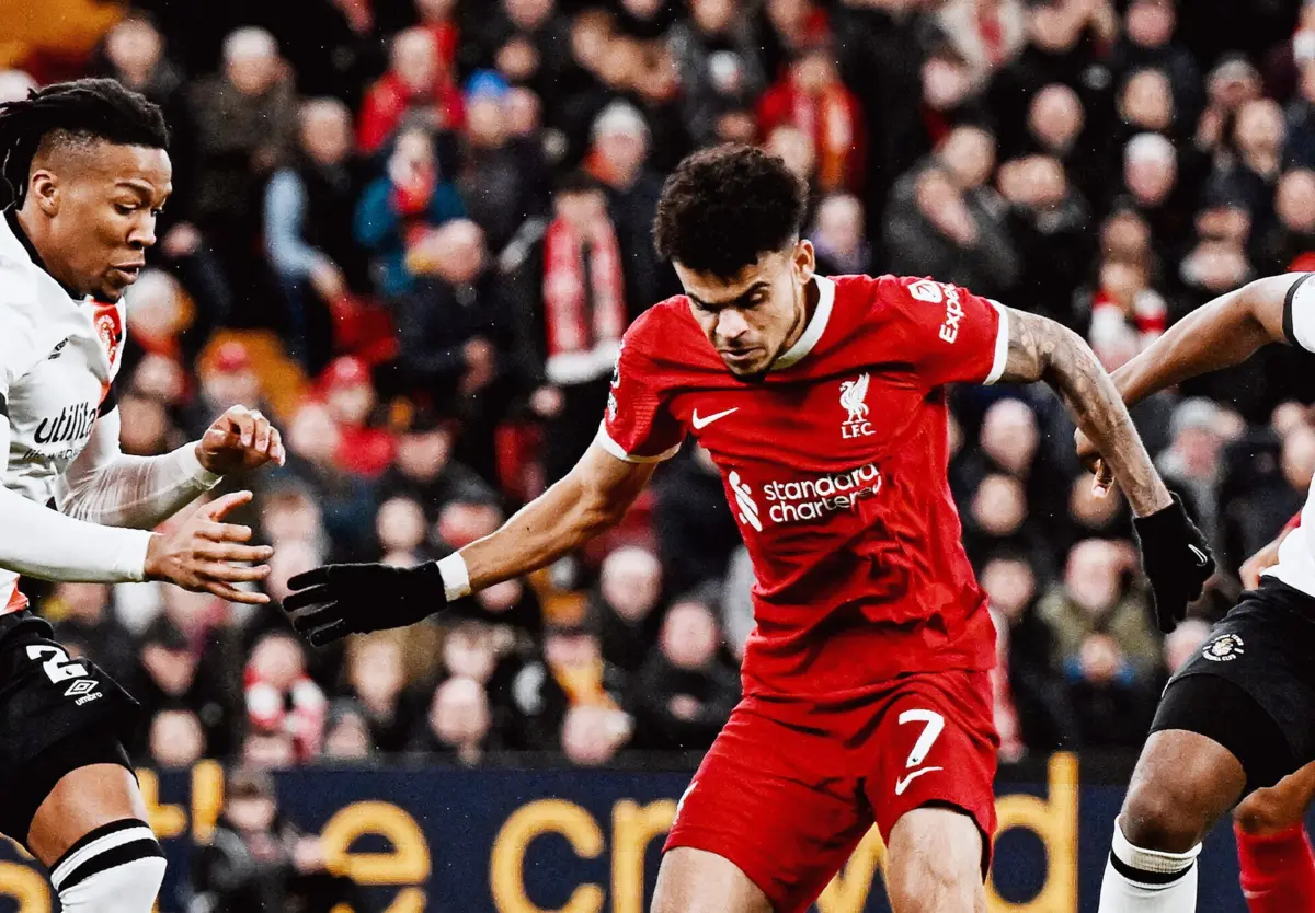 Imagem de contexto do artigo Luis Díaz finta, remata e deixa o Liverpool mais tranquilo: eis o golo contra o Luton