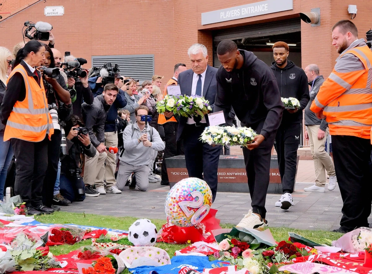 Beto e Chermiti no memorial de Jota em Anfield
